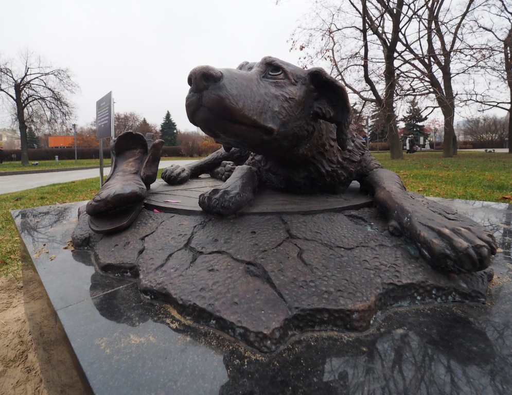 В Москве установили памятник бездомным животным - фото 5