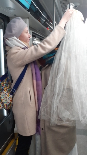 Невеста в московском метро. Картины дня - фото 1