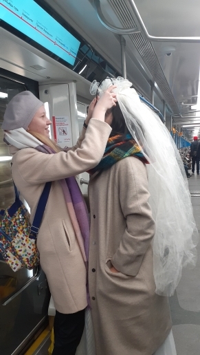 Невеста в московском метро. Картины дня - фото 3