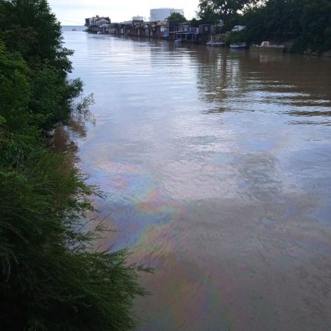 Нефтяное пятно в реке в Туапсе - фото 1