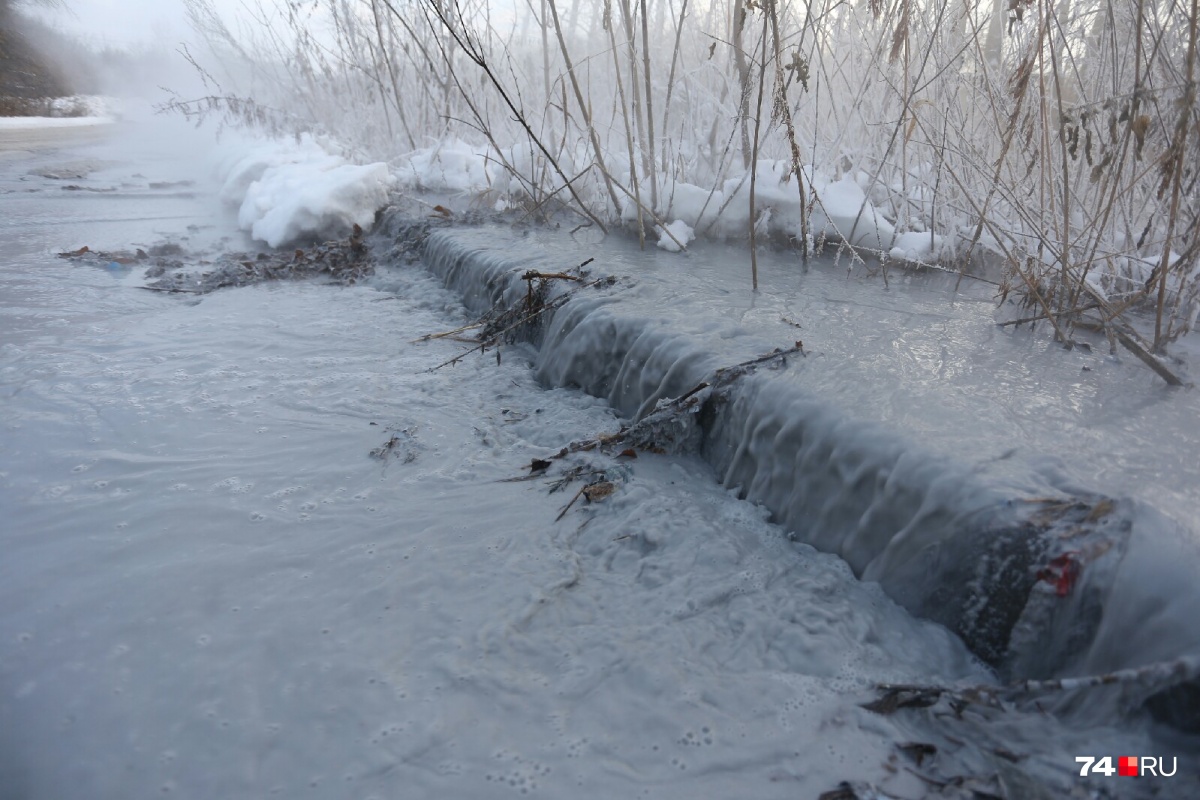 «Вылили десятки тонн отходов»: дорогу в Челябинске превратили в полноводную реку   - фото 4
