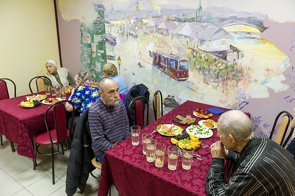В Петербурге открылось кафе с бесплатными обедами для пожилых людей - фото 5