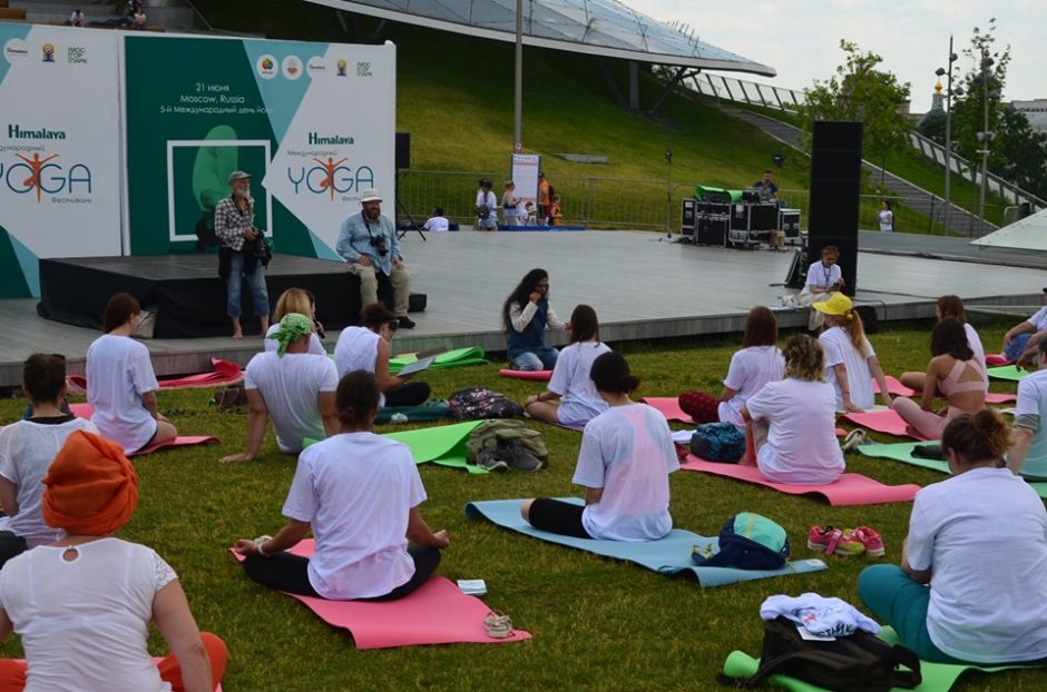 В парке «Зарядье» открылся пятый Международный фестиваль йоги - фото 1