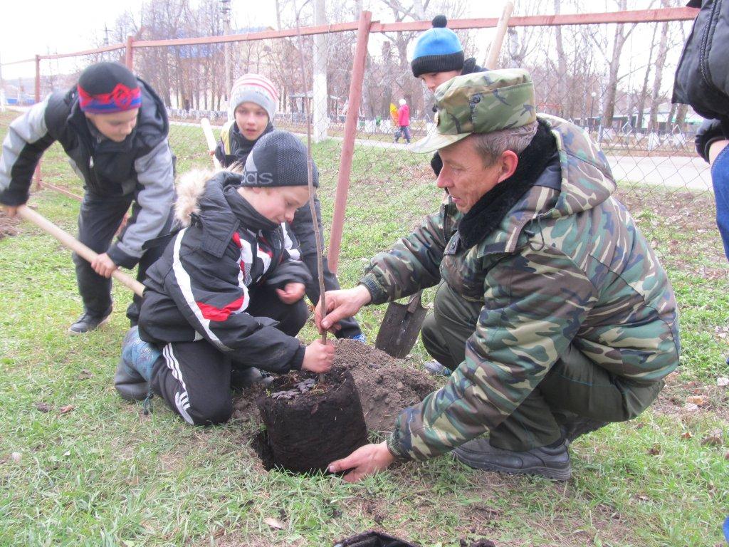 Подшефные из Руднянской школы-интерната посадили свои первые деревь - фото 1